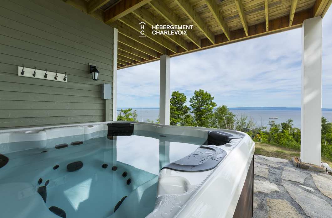 AQU-1 - Exceptional 180-degree view of the St. Lawrence River, from Isle aux Coudres to the Massif de Charlevoix