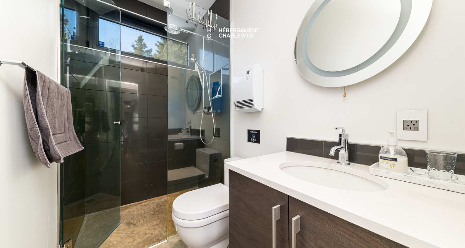 ABS-595 - Un feu de foyer suspendu dans un chalet de luxe à louer dans Charlevoix.