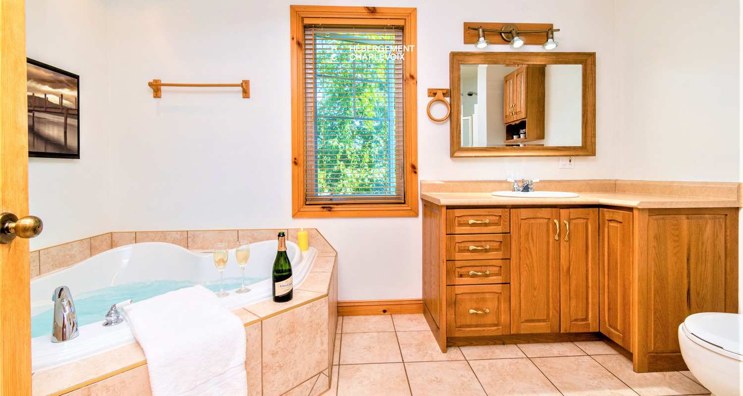 ACC-38 - Chalet à Petite-Rivière-St-François avec spa et vue sur le fleuve et les montagnes.