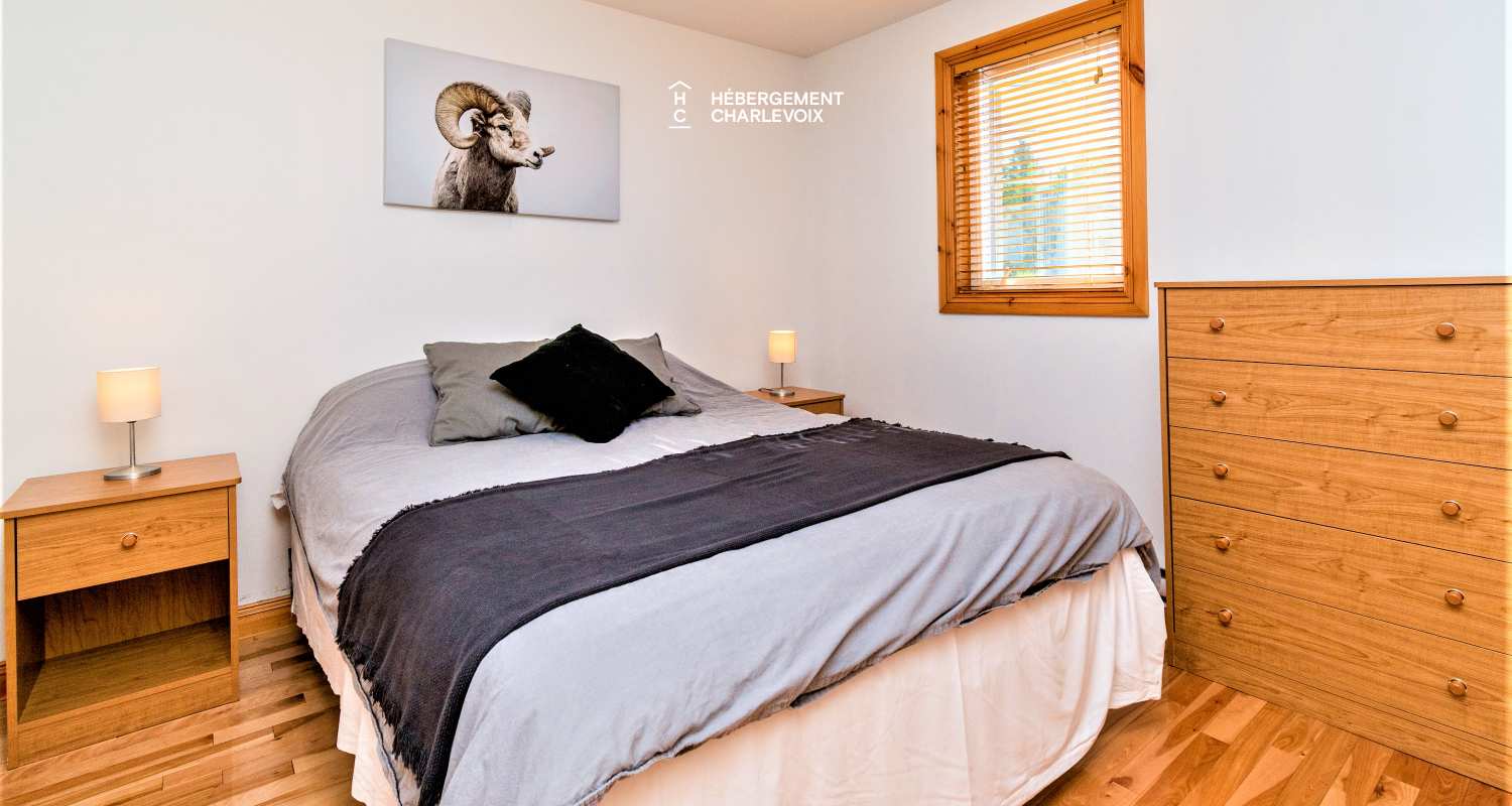 ACC-38 - Chalet à Petite-Rivière-St-François avec spa et vue sur le fleuve et les montagnes.