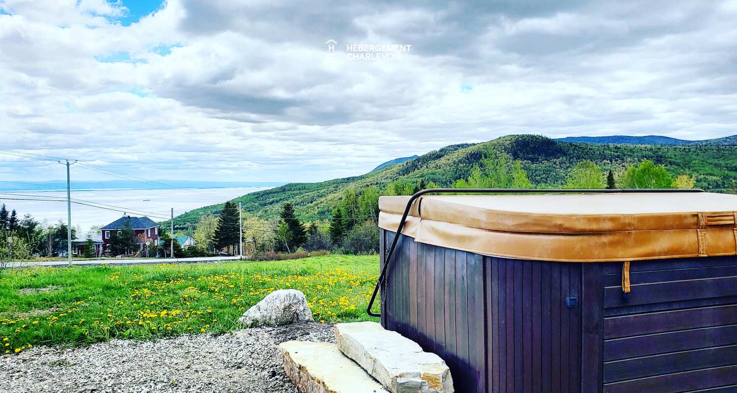 ACC-38 - Chalet à Petite-Rivière-St-François avec spa et vue sur le fleuve et les montagnes.