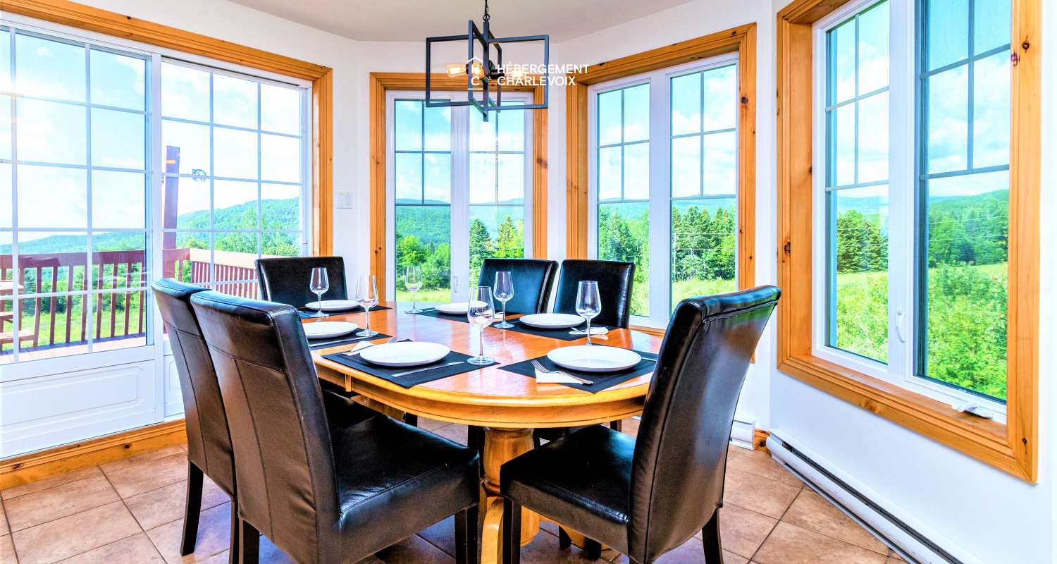 ACC-38 - Chalet à Petite-Rivière-St-François avec spa et vue sur le fleuve et les montagnes.