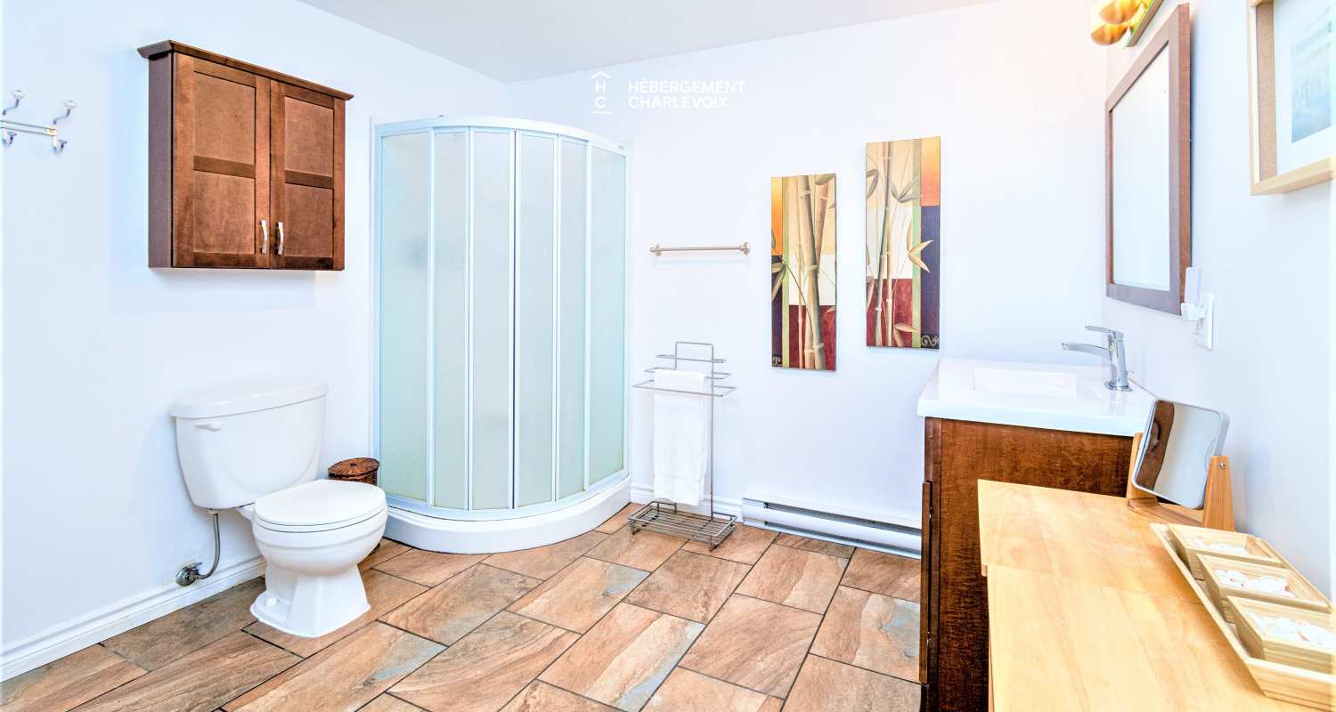 ACC-38 - Chalet à Petite-Rivière-St-François avec spa et vue sur le fleuve et les montagnes.