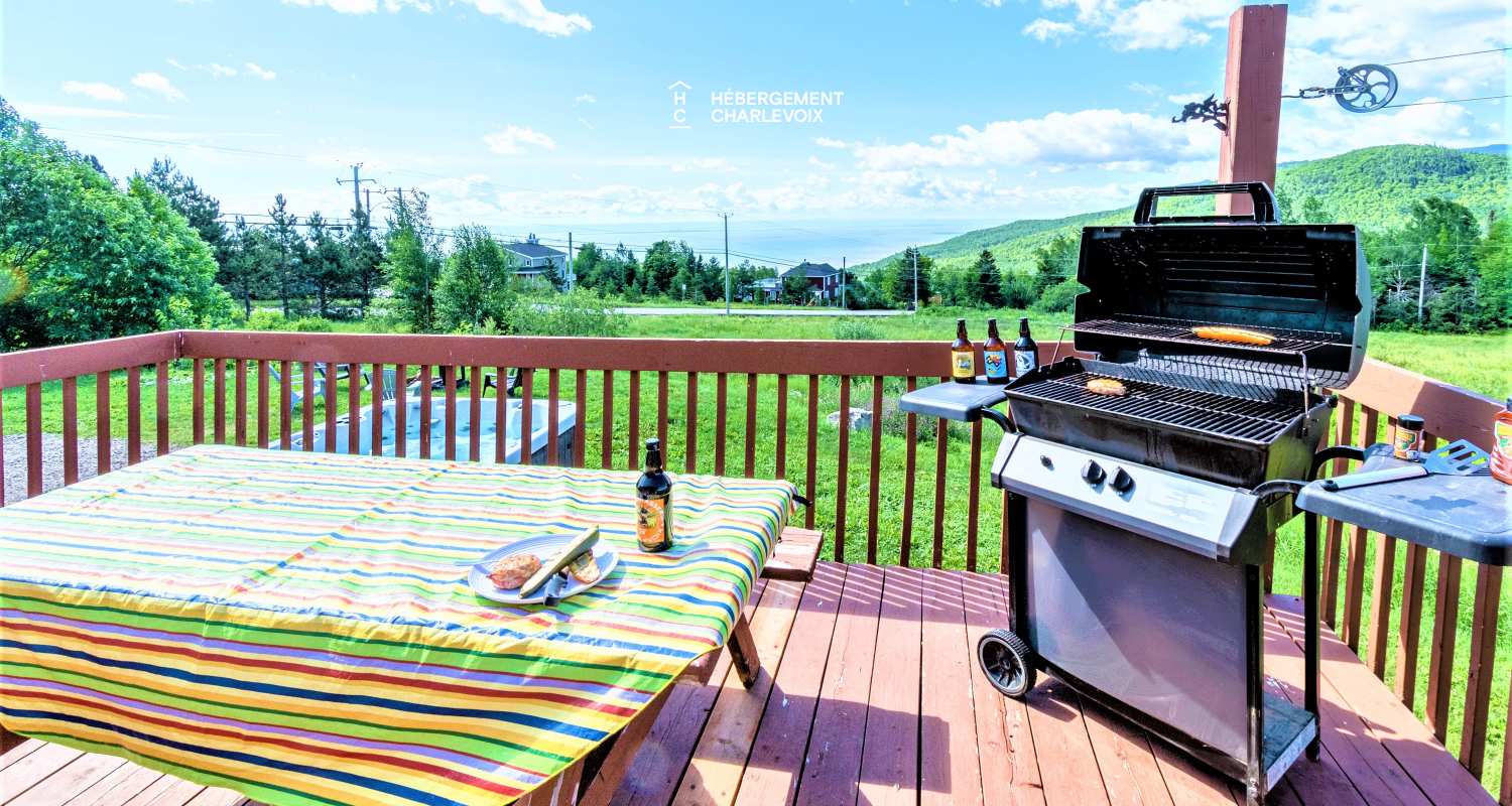 ACC-38 - Chalet à Petite-Rivière-St-François avec spa et vue sur le fleuve et les montagnes.