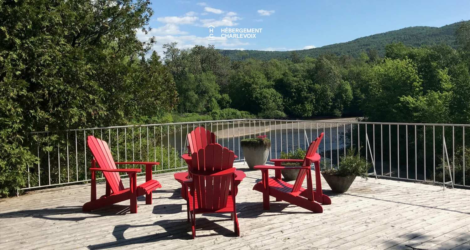 ALC-28 - Pretty apartment located on one of Charlevoix's loveliest streets.