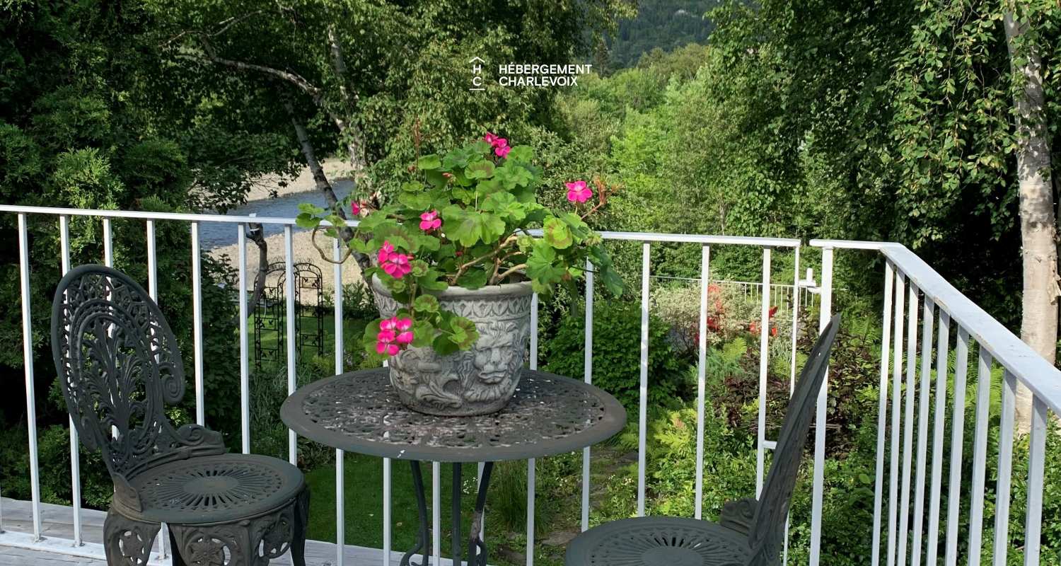 ALC-28 - Pretty apartment located on one of Charlevoix's loveliest streets.