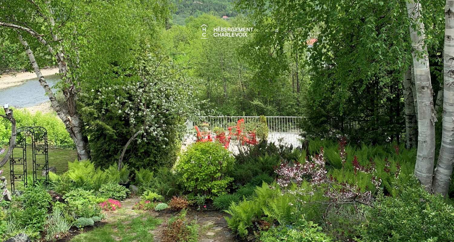 ALC-28 - Pretty apartment located on one of Charlevoix's loveliest streets.