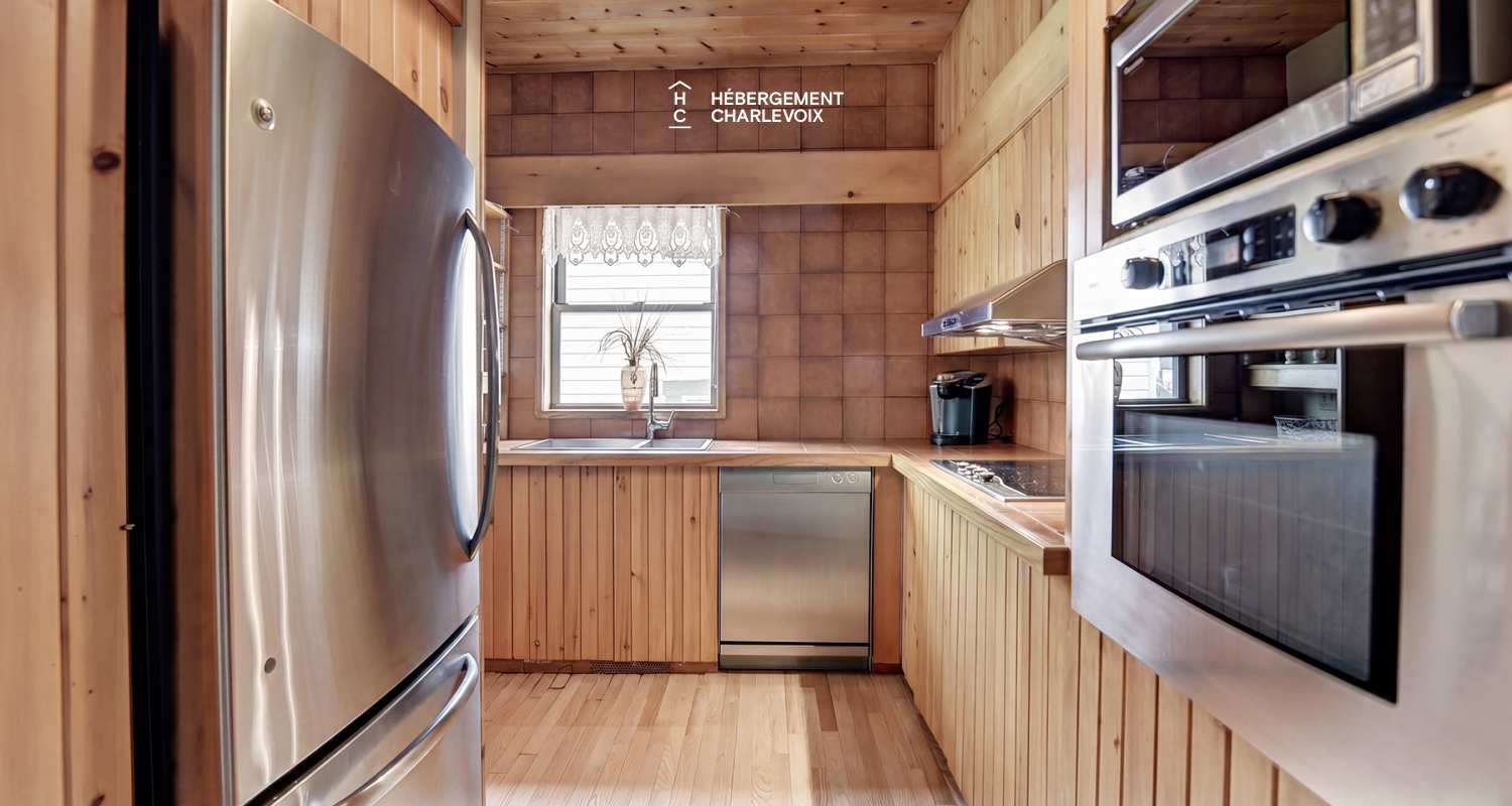 ALC-28 - Pretty apartment located on one of Charlevoix's loveliest streets.
