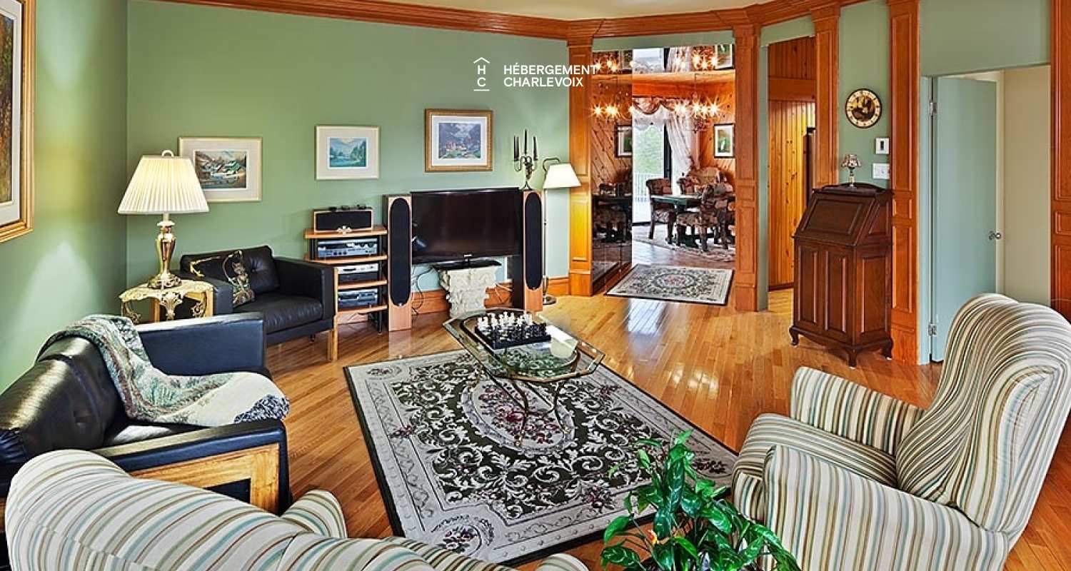 ALC-28 - Pretty apartment located on one of Charlevoix's loveliest streets.