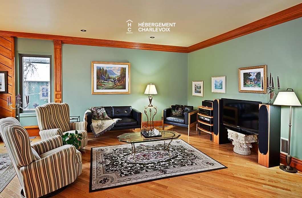 ALC-28 - Pretty apartment located on one of Charlevoix's loveliest streets.