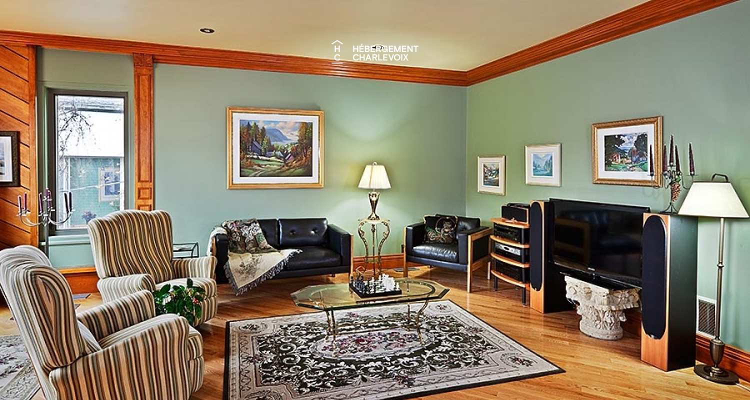 ALC-28 - Pretty apartment located on one of Charlevoix's loveliest streets.