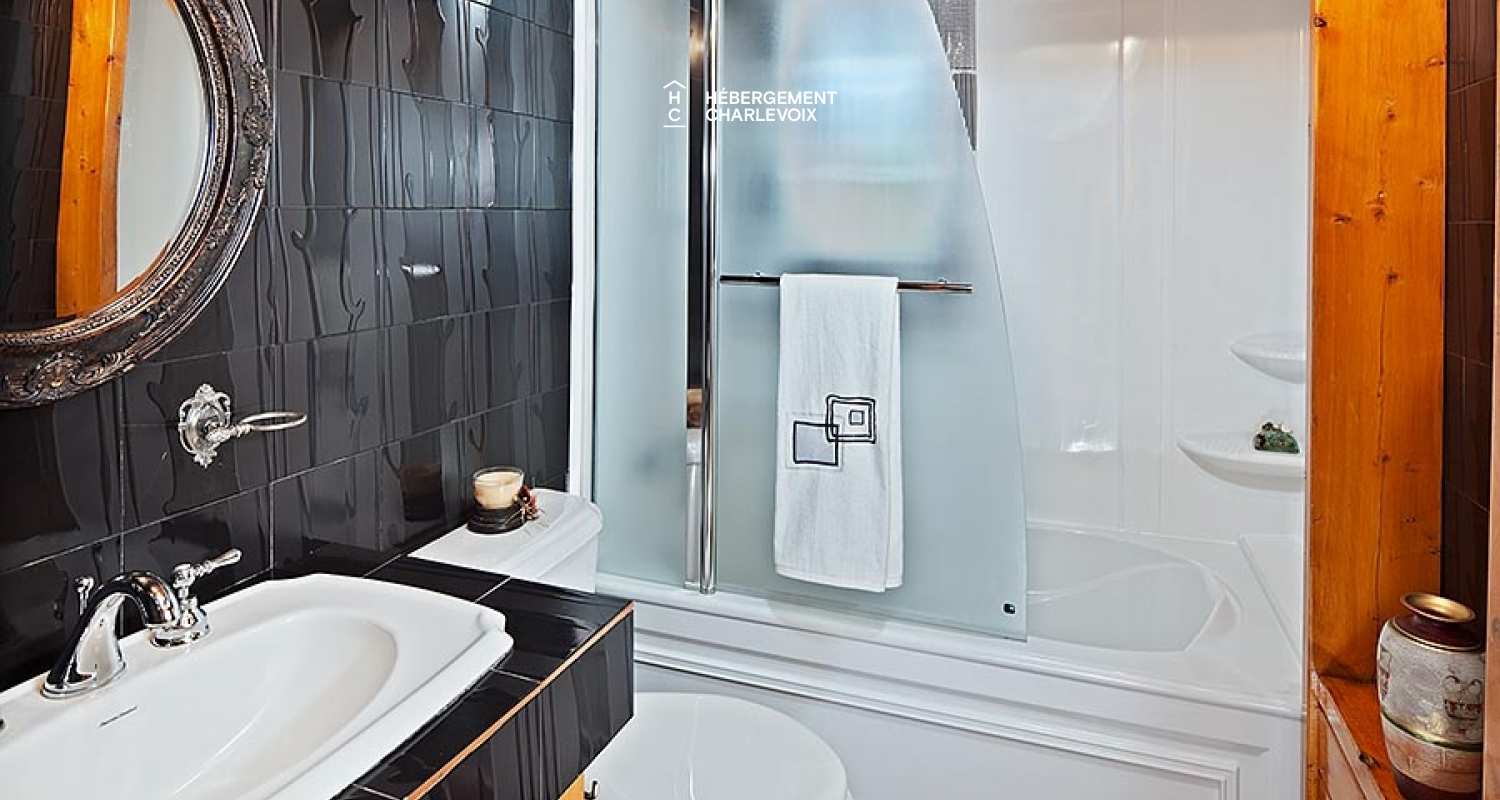 ALC-28 - Pretty apartment located on one of Charlevoix's loveliest streets.