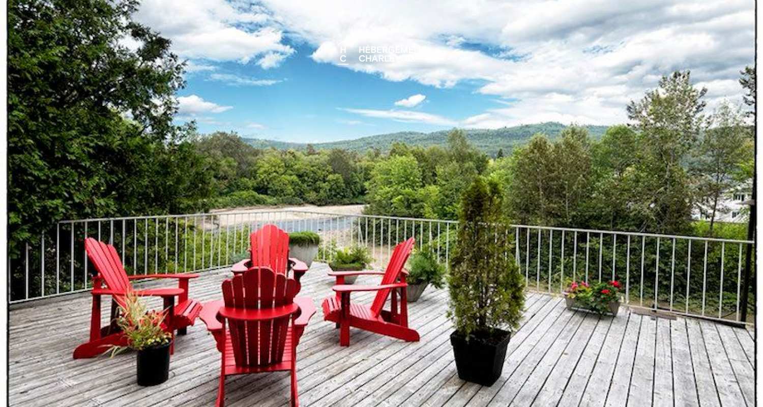 ALC-28 - Pretty apartment located on one of Charlevoix's loveliest streets.