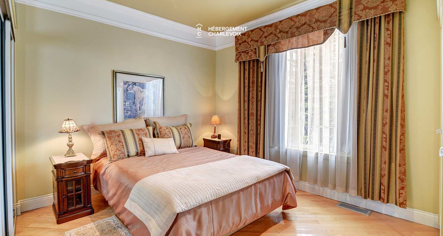 ALC-28 - Pretty apartment located on one of Charlevoix's loveliest streets.