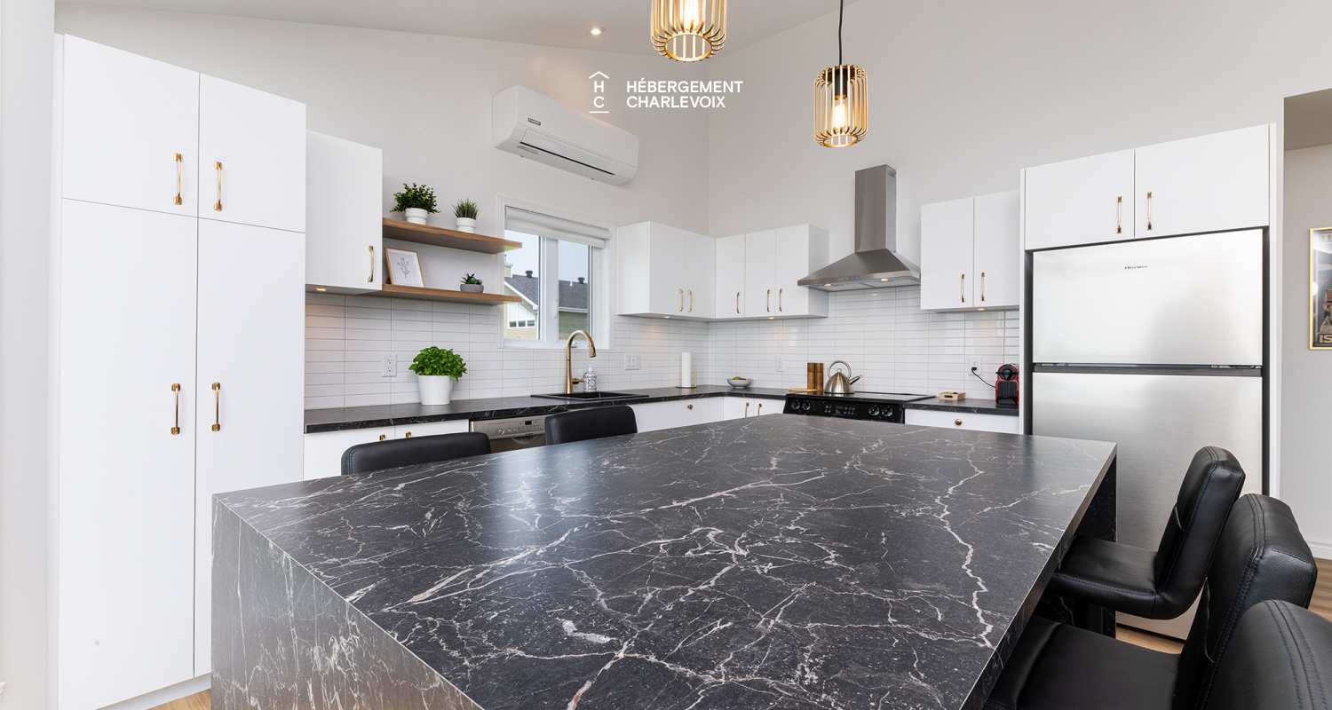 ANC-25-2 - Se hissant majestueusement entre le fleuve et les montagnes!