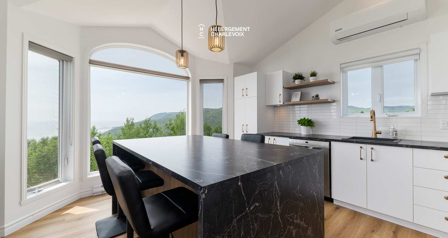 ANC-25-2 - Se hissant majestueusement entre le fleuve et les montagnes!