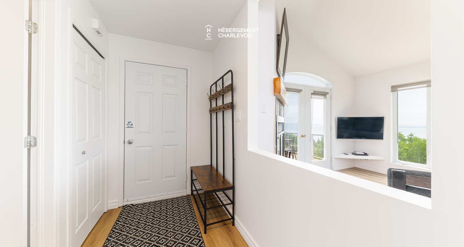 ANC-25-2 - Se hissant majestueusement entre le fleuve et les montagnes!