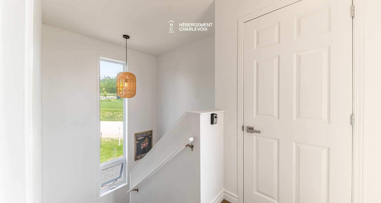 ANC-25-2 - Se hissant majestueusement entre le fleuve et les montagnes!