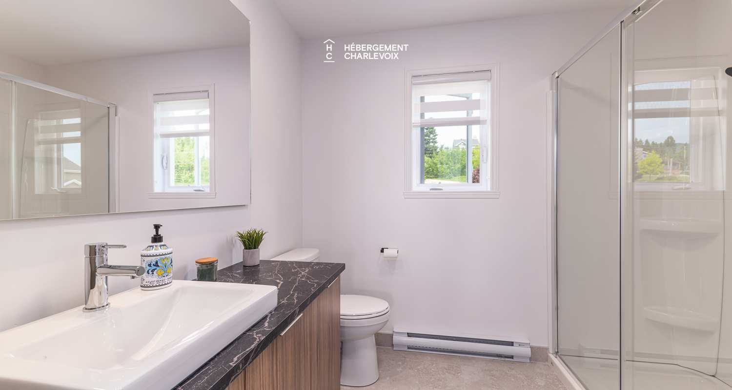 ANC-25-2 - Se hissant majestueusement entre le fleuve et les montagnes!