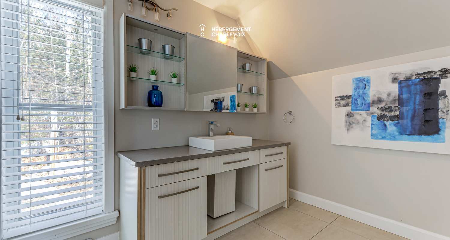 AST-47 - Swimming pool, spa and view of the St. Lawrence River!