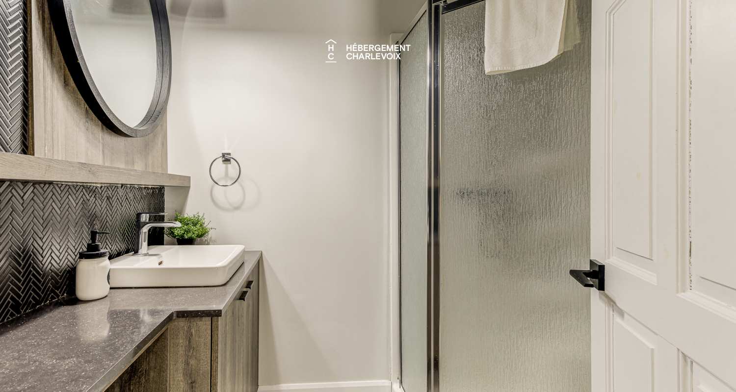 AST-47 - Swimming pool, spa and view of the St. Lawrence River!