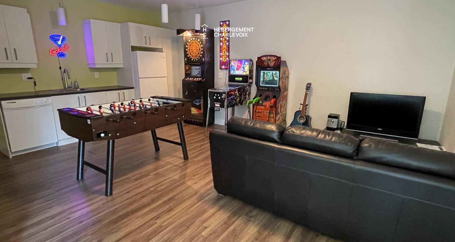 BLT-8 - Mountains and the St. Lawrence River as companion