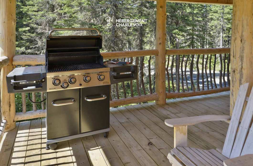 CAB-30 - Très grand chalet en demi-bois rond au coeur de la forêt canadienne.