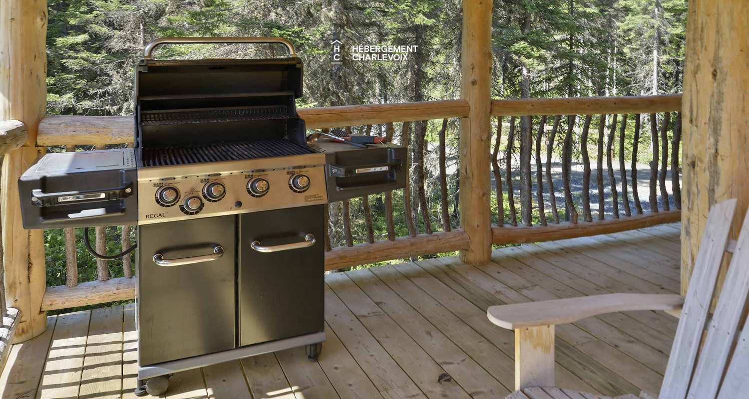 CAB-30 - Très grand chalet en demi-bois rond au coeur de la forêt canadienne.