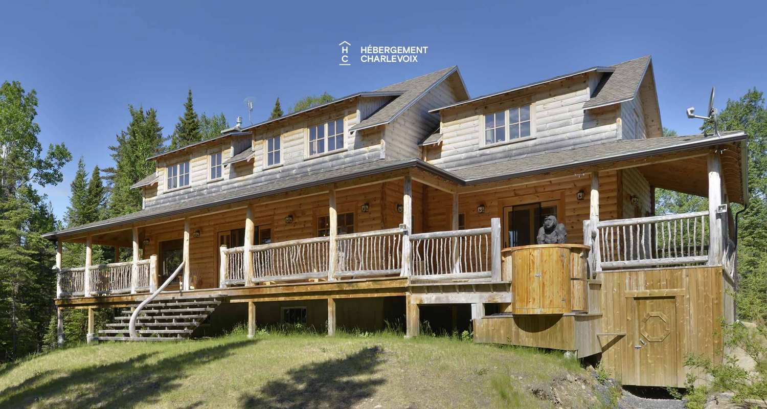 CAB-30 - Très grand chalet en demi-bois rond au coeur de la forêt canadienne.