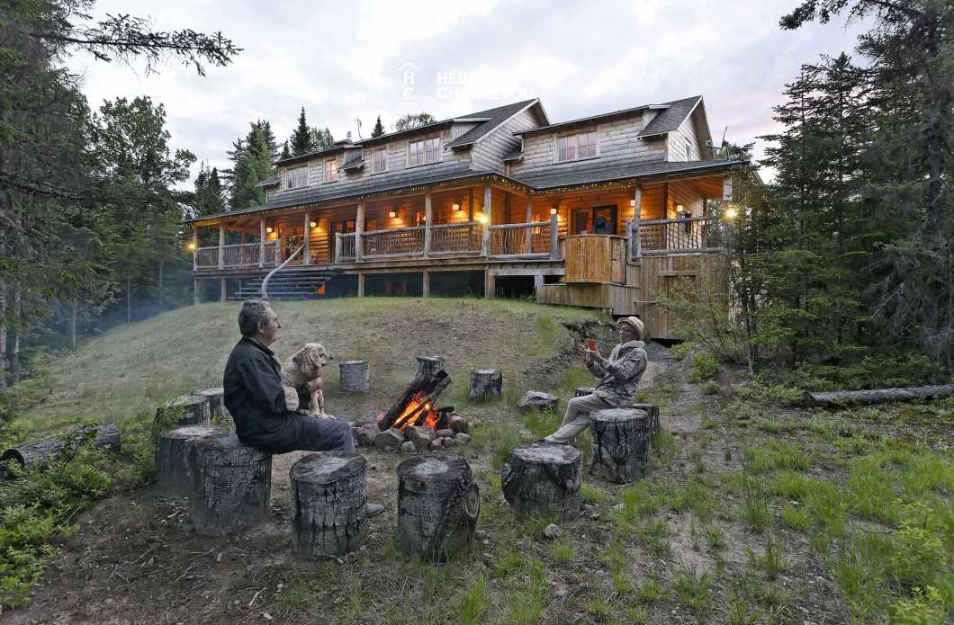 CAB-30 - Très grand chalet en demi-bois rond au coeur de la forêt canadienne.