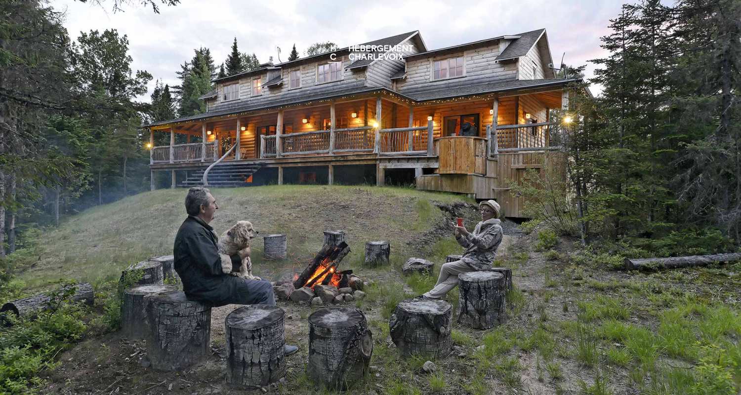 CAB-30 - Très grand chalet en demi-bois rond au coeur de la forêt canadienne.