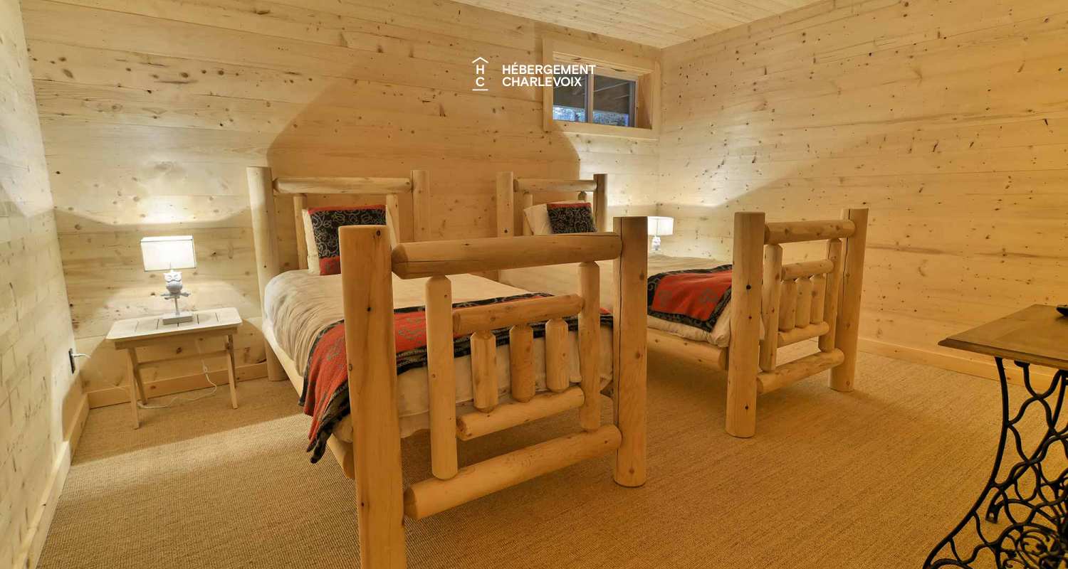 CAB-30 - Très grand chalet en demi-bois rond au coeur de la forêt canadienne.