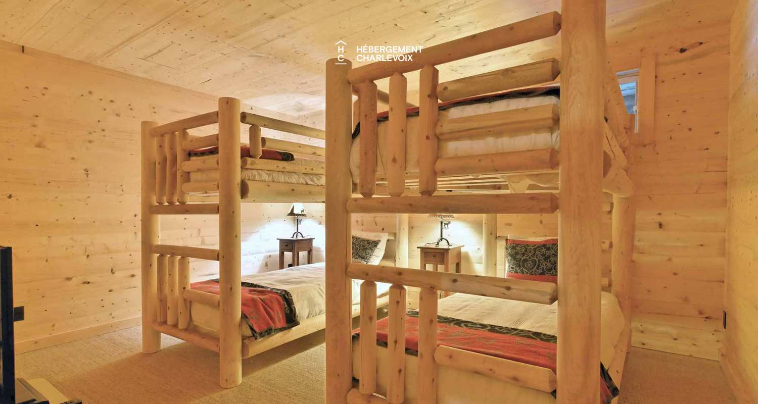 CAB-30 - Très grand chalet en demi-bois rond au coeur de la forêt canadienne.