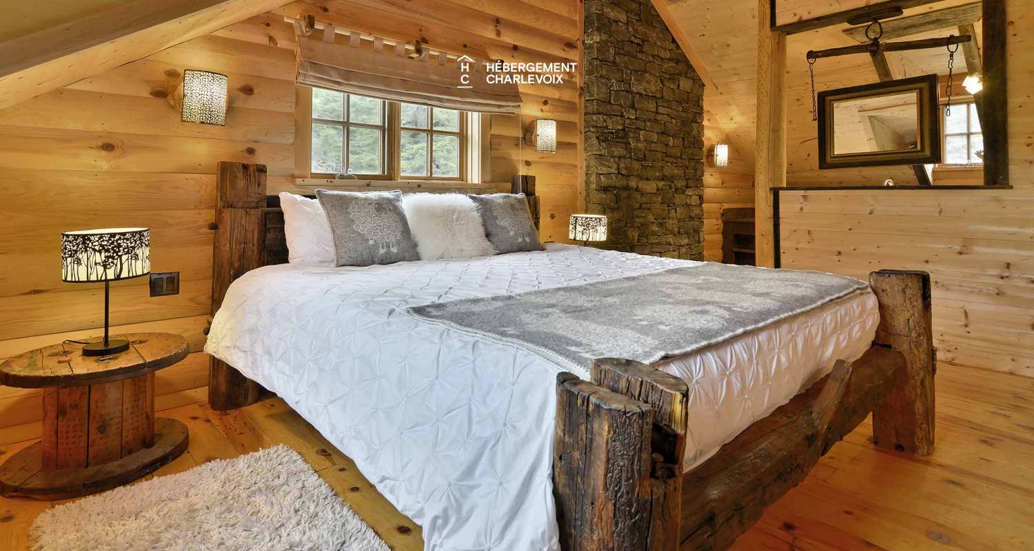 CAB-30 - Très grand chalet en demi-bois rond au coeur de la forêt canadienne.