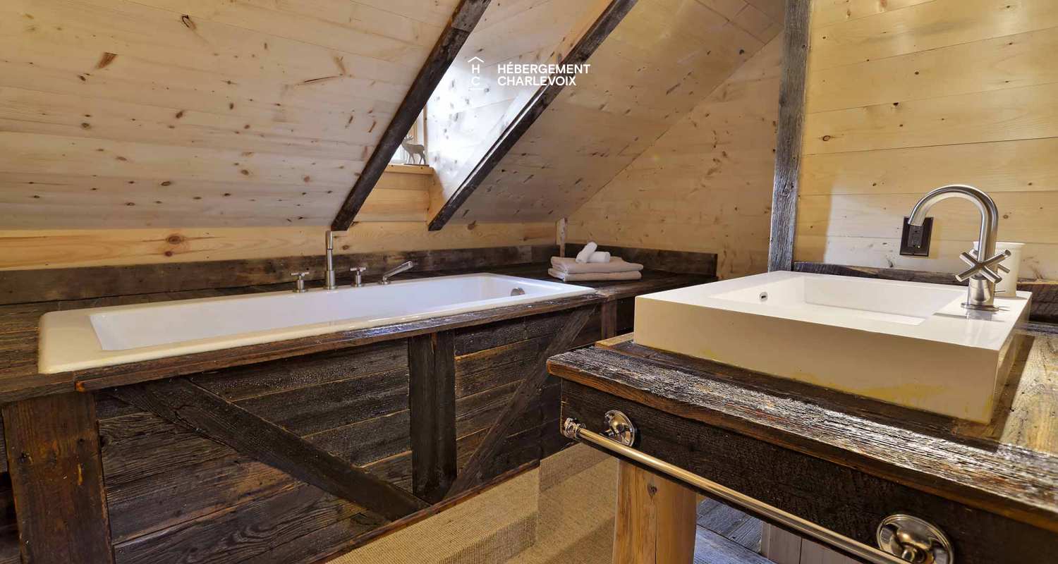 CAB-30 - Très grand chalet en demi-bois rond au coeur de la forêt canadienne.