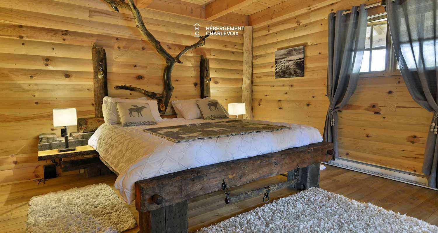 CAB-30 - Très grand chalet en demi-bois rond au coeur de la forêt canadienne.