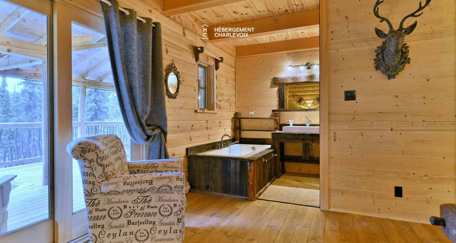 CAB-30 - Très grand chalet en demi-bois rond au coeur de la forêt canadienne.
