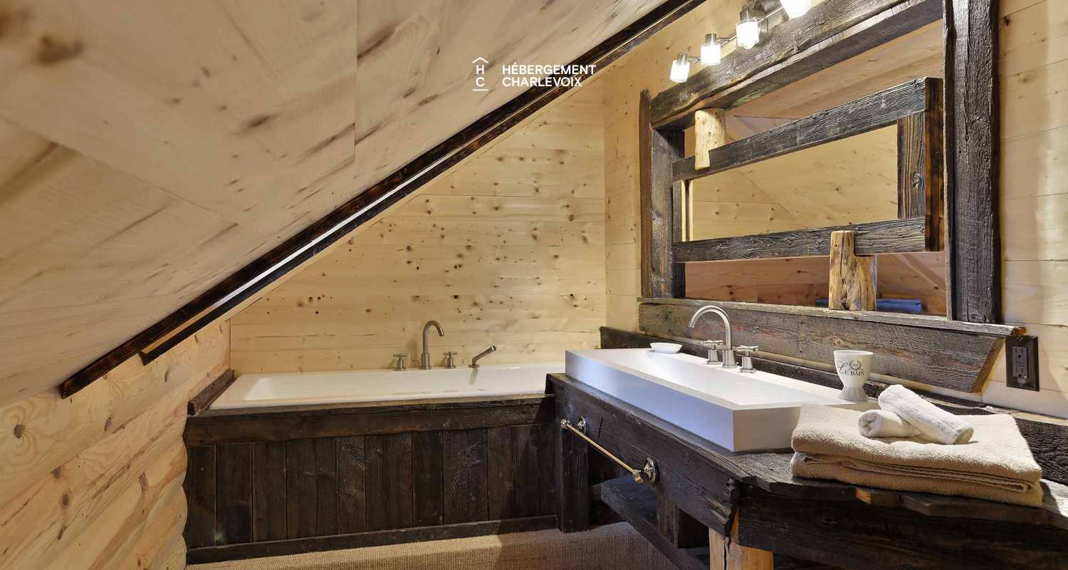 CAB-30 - Très grand chalet en demi-bois rond au coeur de la forêt canadienne.