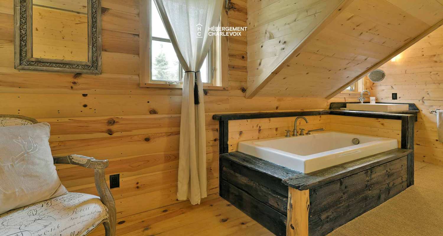 CAB-30 - Très grand chalet en demi-bois rond au coeur de la forêt canadienne.