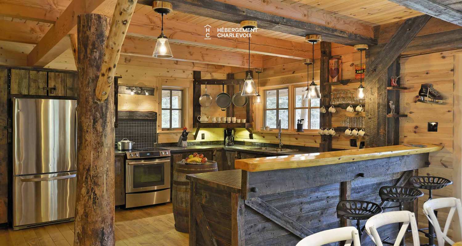 CAB-30 - Très grand chalet en demi-bois rond au coeur de la forêt canadienne.