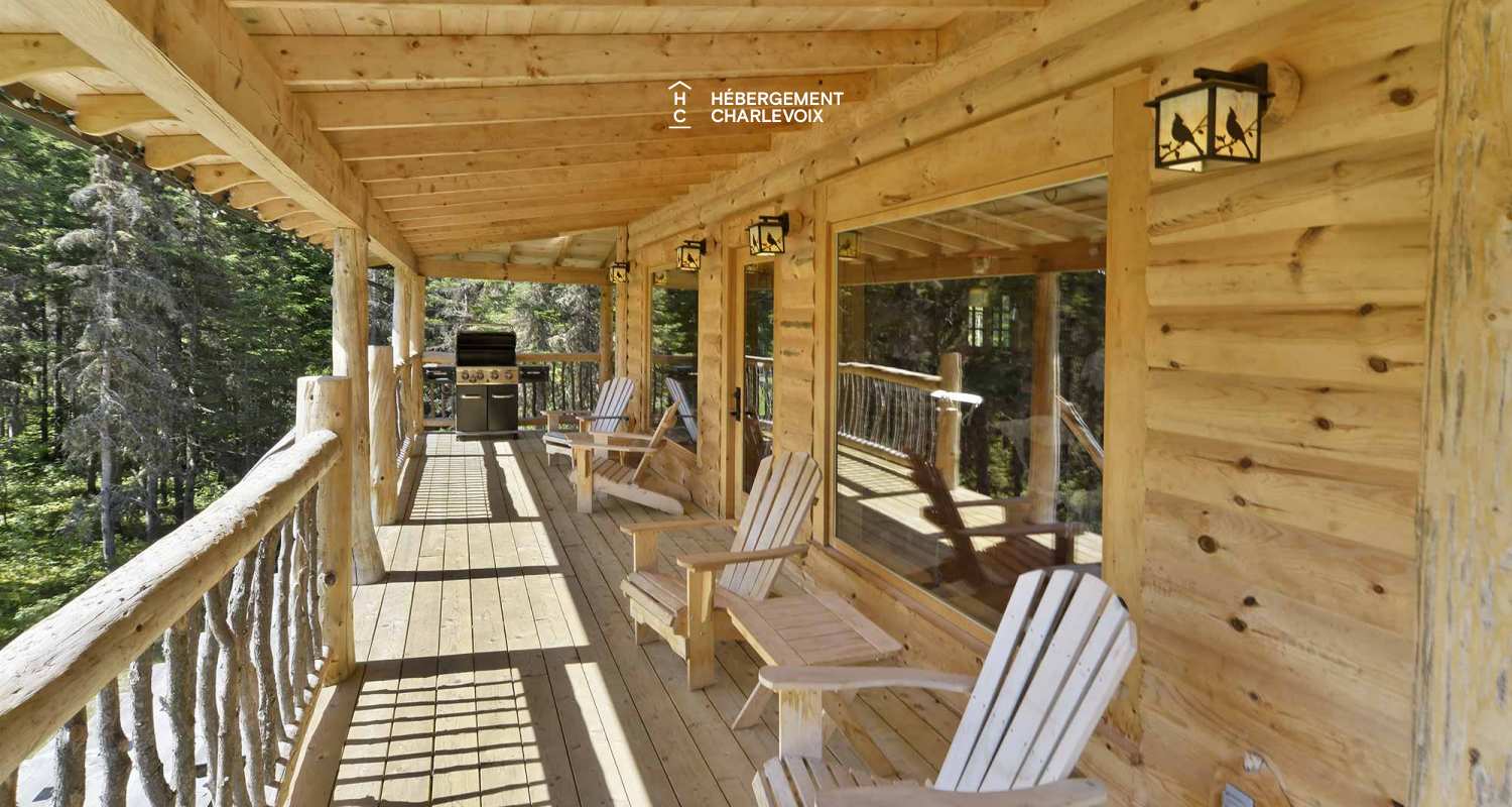 CAB-30 - Très grand chalet en demi-bois rond au coeur de la forêt canadienne.