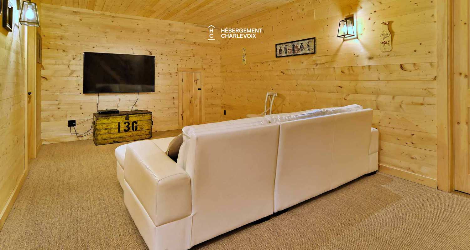 CAB-30 - Très grand chalet en demi-bois rond au coeur de la forêt canadienne.