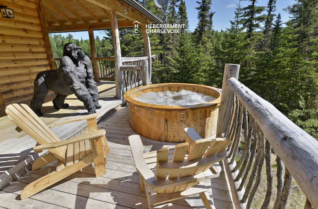 CAB-30 - Très grand chalet en demi-bois rond au coeur de la forêt canadienne.