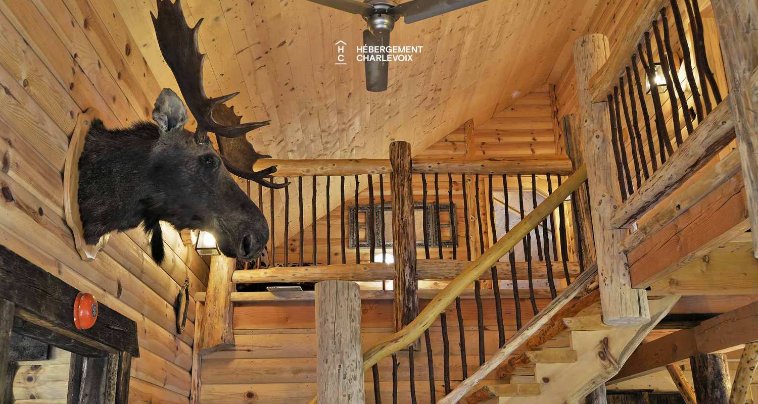 CAB-30 - Très grand chalet en demi-bois rond au coeur de la forêt canadienne.