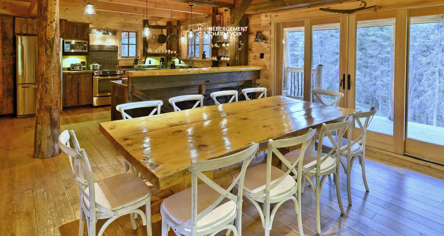 CAB-30 - Très grand chalet en demi-bois rond au coeur de la forêt canadienne.