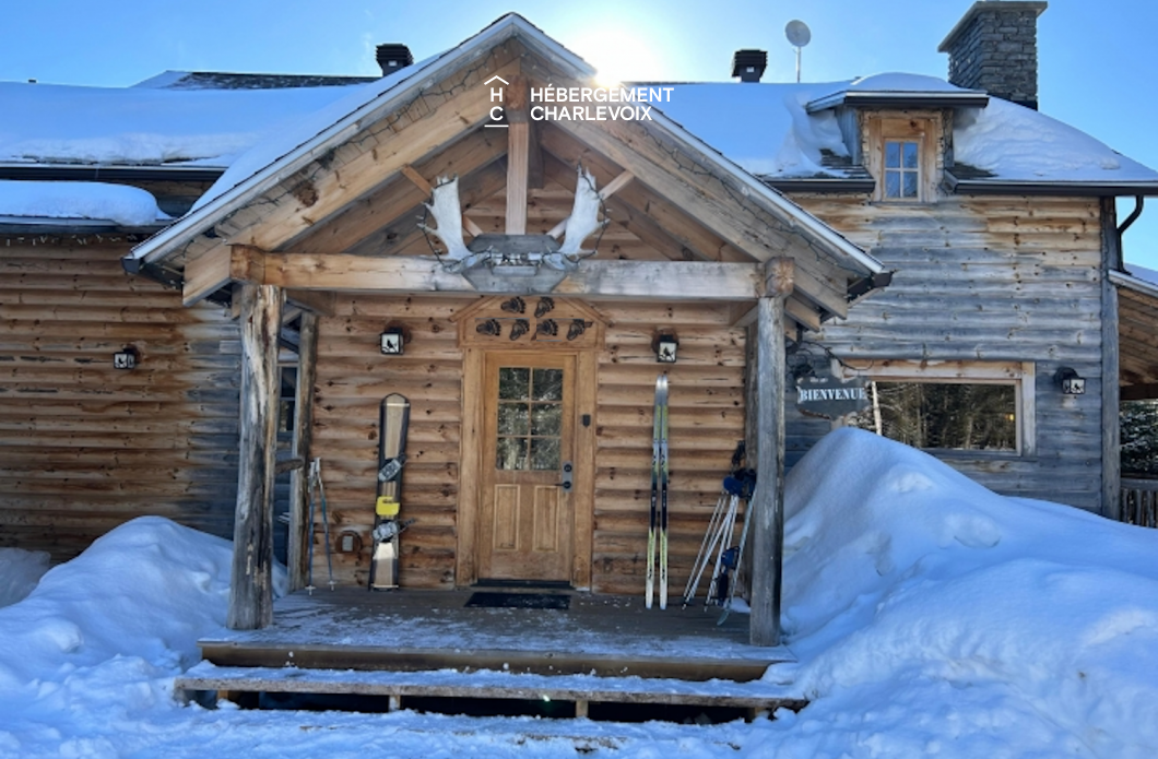 CAB-30 - Très grand chalet en demi-bois rond au coeur de la forêt canadienne.