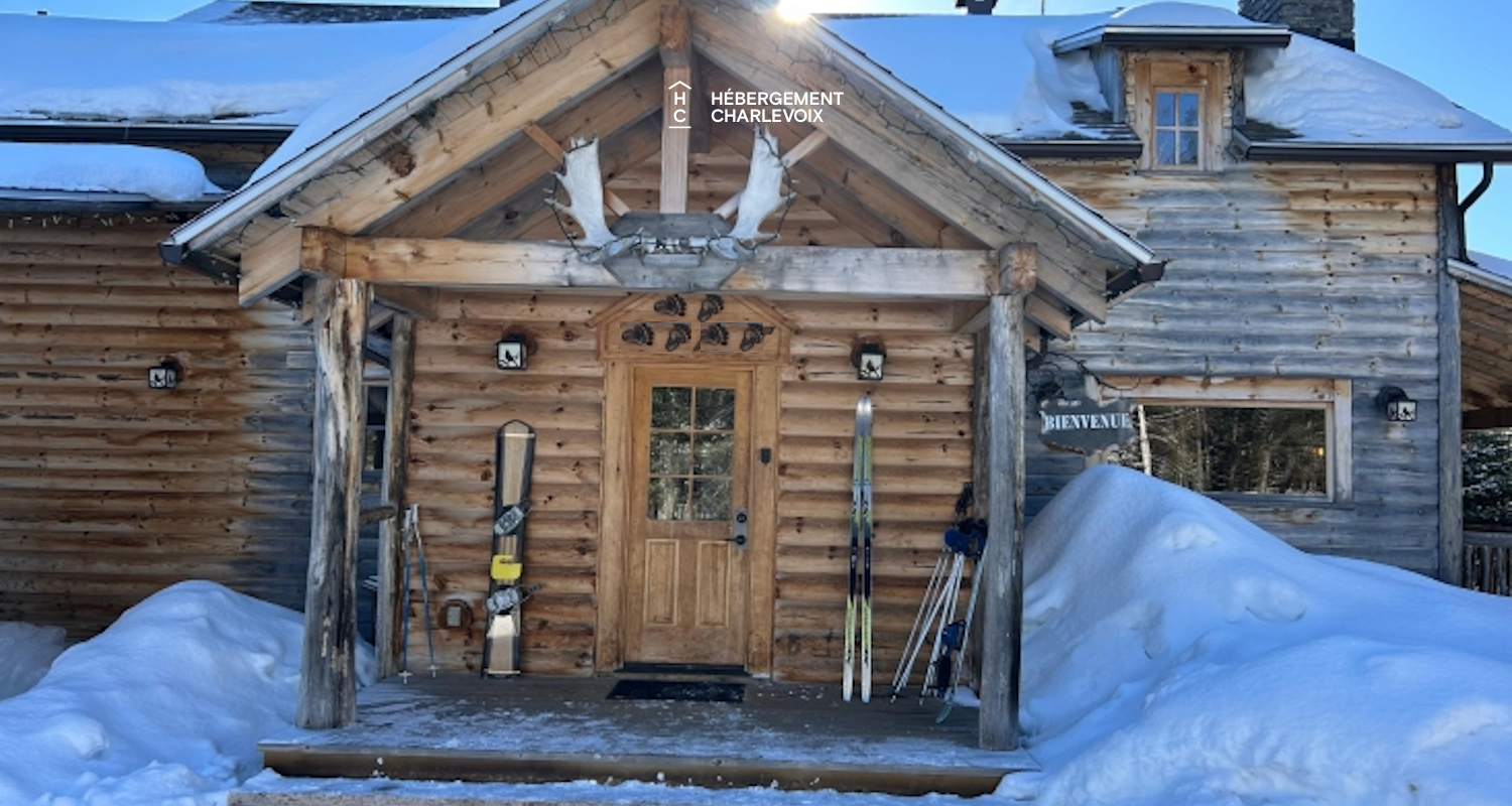 CAB-30 - Très grand chalet en demi-bois rond au coeur de la forêt canadienne.