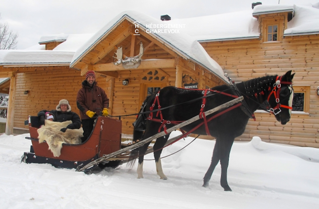 CAB-30 - Très grand chalet en demi-bois rond au coeur de la forêt canadienne.