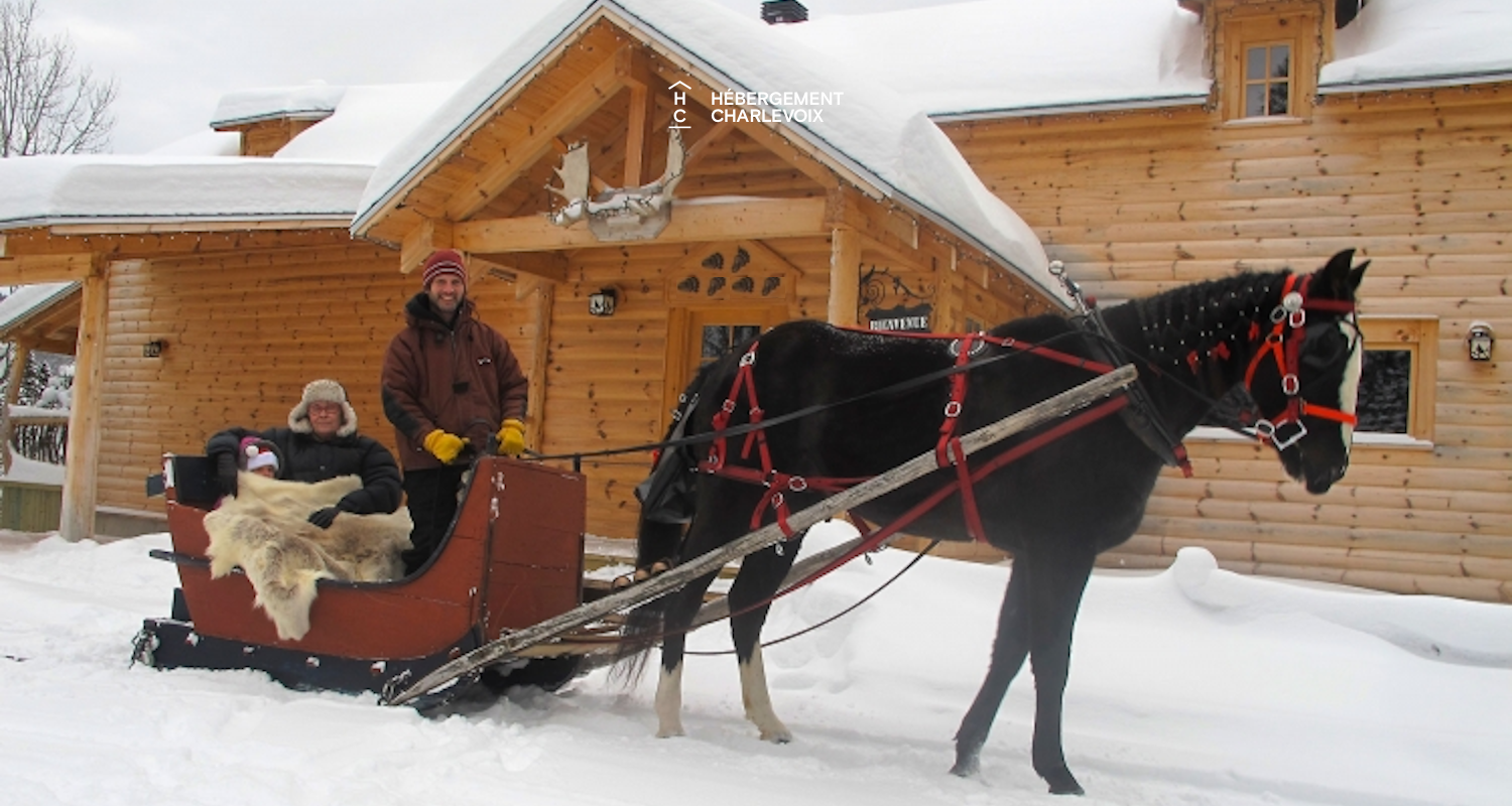 CAB-30 - Très grand chalet en demi-bois rond au coeur de la forêt canadienne.