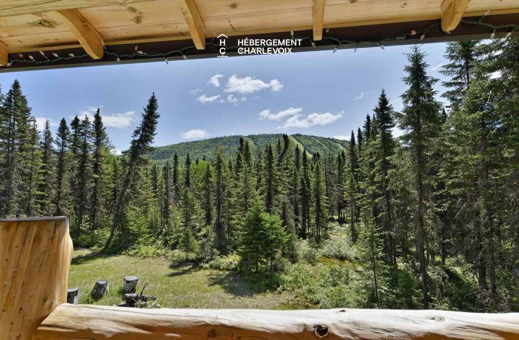 CAB-30 - Très grand chalet en demi-bois rond au coeur de la forêt canadienne.